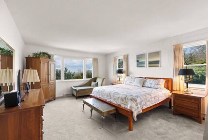 Oceanfront Handy Point Home with Panoramic Views - Pocasset, Massachusetts