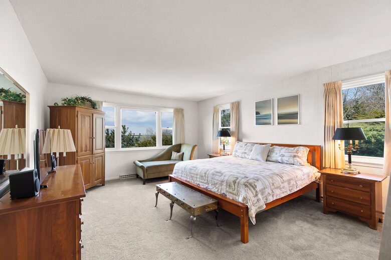 Oceanfront Handy Point Home with Panoramic Views - Pocasset, Massachusetts