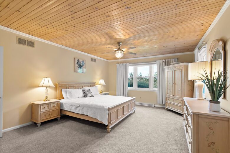 Oceanfront Handy Point Home with Panoramic Views - Pocasset, Massachusetts