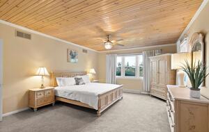 Oceanfront Handy Point Home with Panoramic Views - Pocasset, Massachusetts