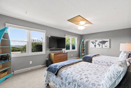 Oceanfront Handy Point Home with Panoramic Views - Pocasset, Massachusetts