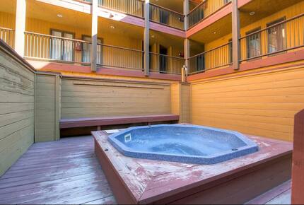 Ski-In Convenience Meets Mountain Charm on Park Avenue - Breckenridge, Colorado