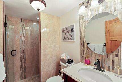 Ski-In Convenience Meets Mountain Charm on Park Avenue - Breckenridge, Colorado