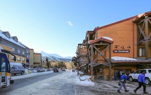 Ski-In Convenience Meets Mountain Charm on Park Avenue - Breckenridge, Colorado