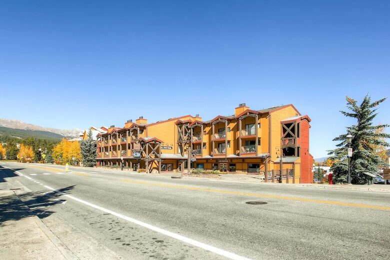 Ski-In Convenience Meets Mountain Charm on Park Avenue - Breckenridge, Colorado