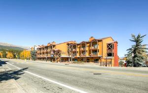 Ski-In Convenience Meets Mountain Charm on Park Avenue - Breckenridge, Colorado