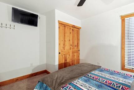 Ski-In Convenience Meets Mountain Charm on Park Avenue - Breckenridge, Colorado