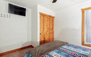 Ski-In Convenience Meets Mountain Charm on Park Avenue - Breckenridge, Colorado