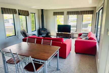 Sunny Wānaka Retreat With Mountain Views - Wānaka, New Zealand