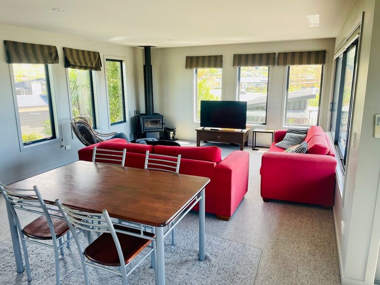 Sunny Wānaka Retreat With Mountain Views - Wānaka, New Zealand