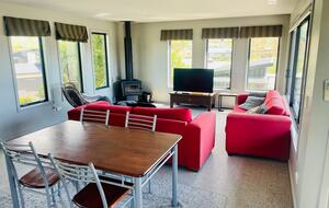 Sunny Wānaka Retreat With Mountain Views - Wānaka, New Zealand