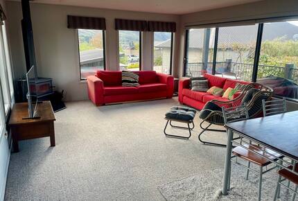 Sunny Wānaka Retreat With Mountain Views - Wānaka, New Zealand