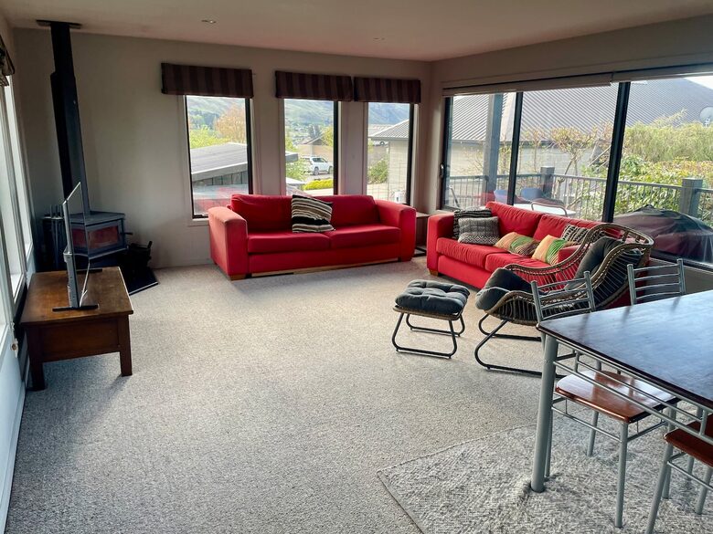 Sunny Wānaka Retreat With Mountain Views - Wānaka, New Zealand