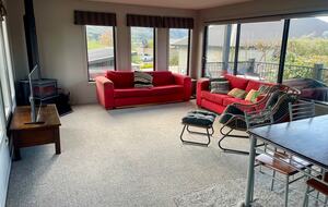 Sunny Wānaka Retreat With Mountain Views - Wānaka, New Zealand