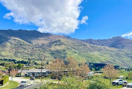 Sunny Wānaka Retreat With Mountain Views - Wānaka, New Zealand