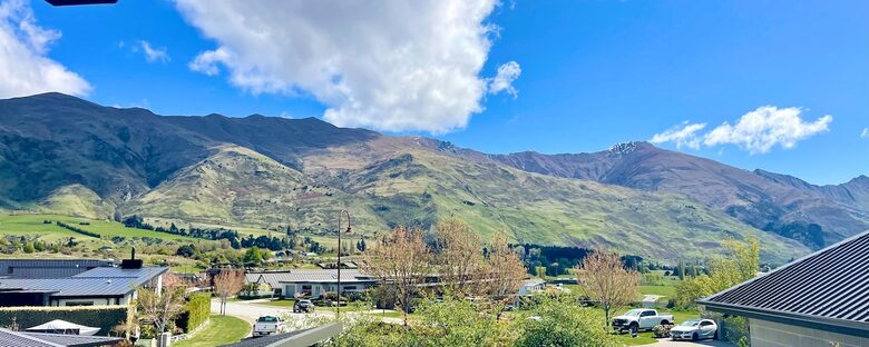 Sunny Wānaka Retreat With Mountain Views - Wānaka, New Zealand