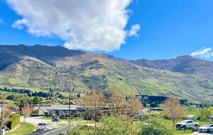 Sunny Wānaka Retreat With Mountain Views - Wānaka, New Zealand