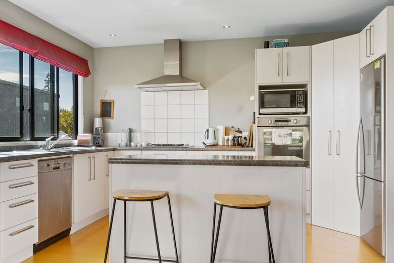 Sunny Wānaka Retreat With Mountain Views - Wānaka, New Zealand