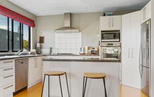 Sunny Wānaka Retreat With Mountain Views - Wānaka, New Zealand