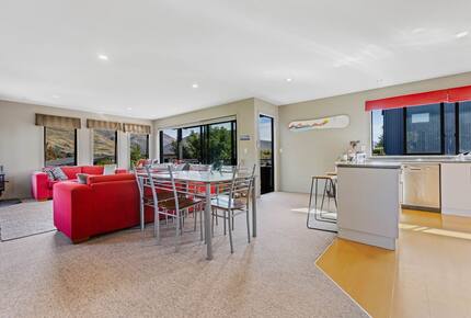 Sunny Wānaka Retreat With Mountain Views - Wānaka, New Zealand