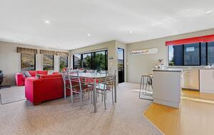 Sunny Wānaka Retreat With Mountain Views - Wānaka, New Zealand