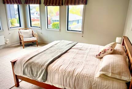 Sunny Wānaka Retreat With Mountain Views - Wānaka, New Zealand