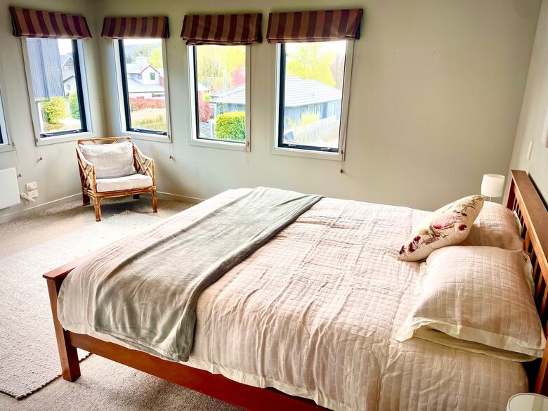 Sunny Wānaka Retreat With Mountain Views - Wānaka, New Zealand