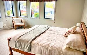 Sunny Wānaka Retreat With Mountain Views - Wānaka, New Zealand