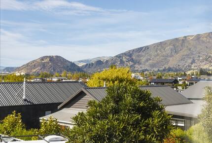 Sunny Wānaka Retreat With Mountain Views - Wānaka, New Zealand