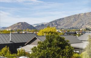 Sunny Wānaka Retreat With Mountain Views - Wānaka, New Zealand