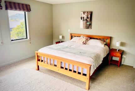 Sunny Wānaka Retreat With Mountain Views - Wānaka, New Zealand