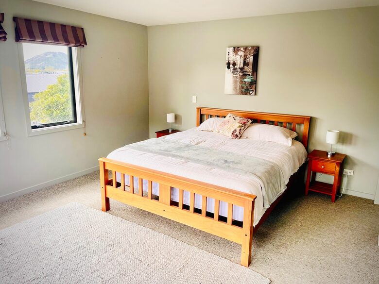 Sunny Wānaka Retreat With Mountain Views - Wānaka, New Zealand