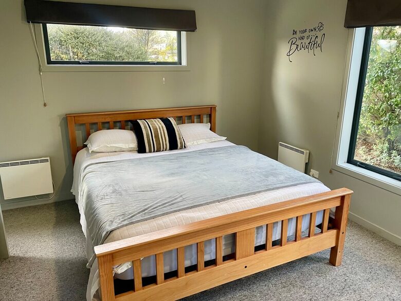 Sunny Wānaka Retreat With Mountain Views - Wānaka, New Zealand