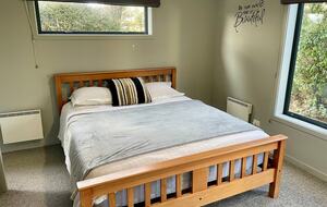 Sunny Wānaka Retreat With Mountain Views - Wānaka, New Zealand