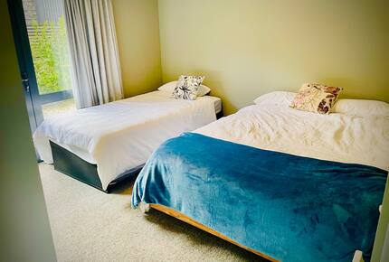 Sunny Wānaka Retreat With Mountain Views - Wānaka, New Zealand