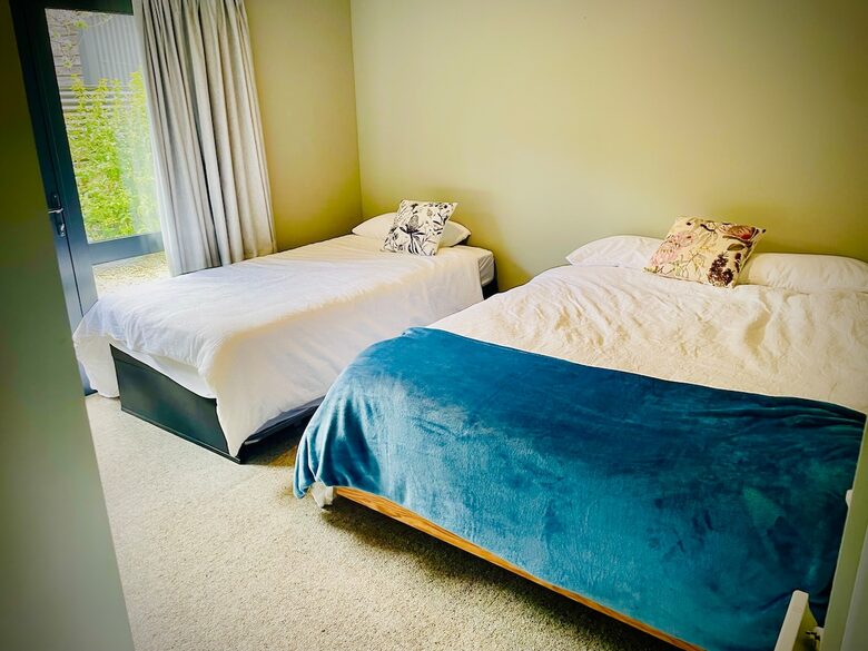 Sunny Wānaka Retreat With Mountain Views - Wānaka, New Zealand