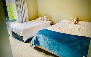 Sunny Wānaka Retreat With Mountain Views - Wānaka, New Zealand