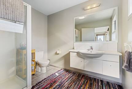 Sunny Wānaka Retreat With Mountain Views - Wānaka, New Zealand