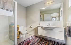 Sunny Wānaka Retreat With Mountain Views - Wānaka, New Zealand