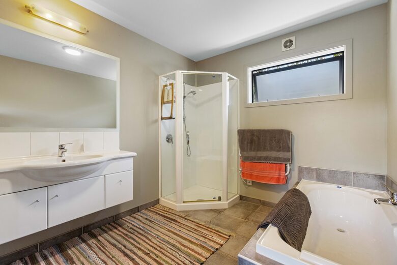 Sunny Wānaka Retreat With Mountain Views - Wānaka, New Zealand