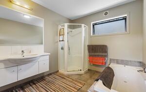 Sunny Wānaka Retreat With Mountain Views - Wānaka, New Zealand