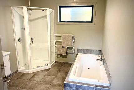 Sunny Wānaka Retreat With Mountain Views - Wānaka, New Zealand