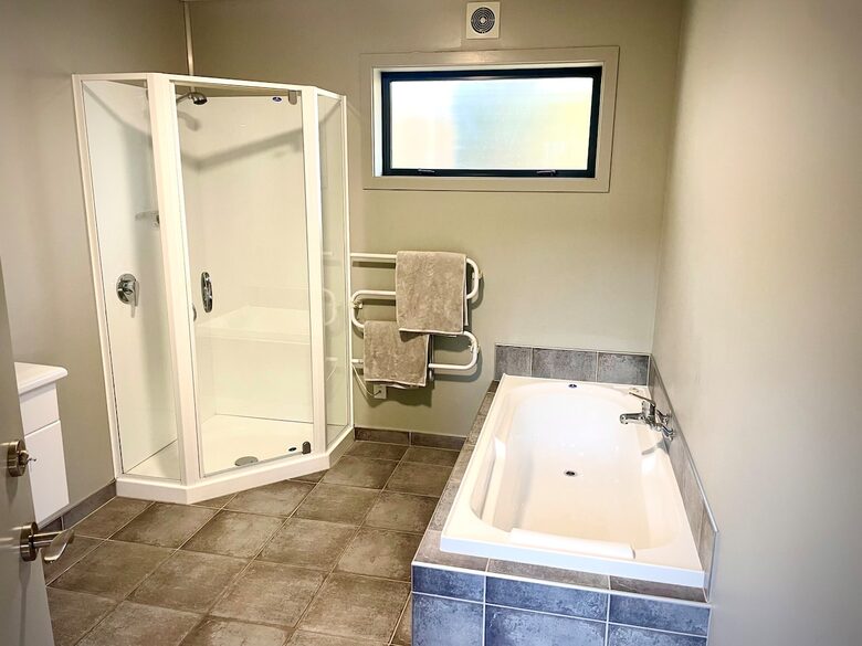 Sunny Wānaka Retreat With Mountain Views - Wānaka, New Zealand