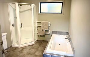 Sunny Wānaka Retreat With Mountain Views - Wānaka, New Zealand