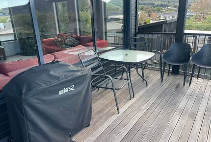 Sunny Wānaka Retreat With Mountain Views - Wānaka, New Zealand