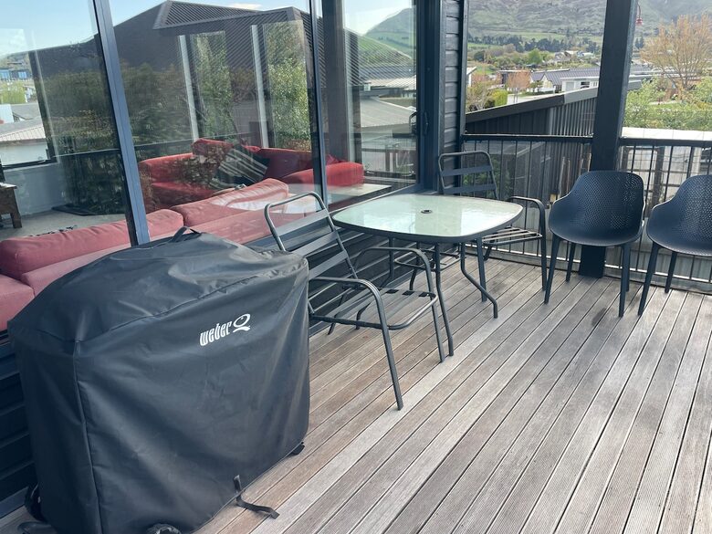 Sunny Wānaka Retreat With Mountain Views - Wānaka, New Zealand