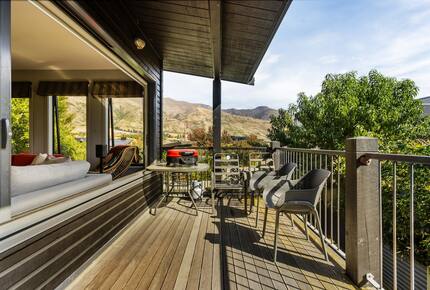 Sunny Wānaka Retreat With Mountain Views - Wānaka, New Zealand