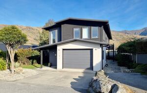 Sunny Wānaka Retreat With Mountain Views - Wānaka, New Zealand