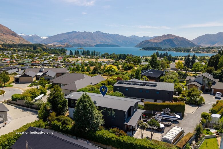 Sunny Wānaka Retreat With Mountain Views - Wānaka, New Zealand