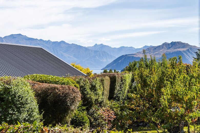 Sunny Wānaka Retreat With Mountain Views - Wānaka, New Zealand